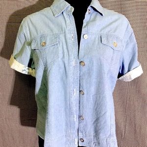Light blue jean -esque button down short sleeved top!